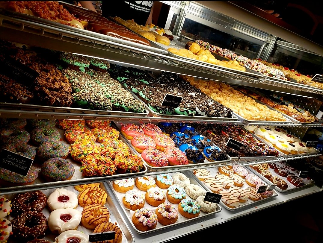 CarrieTergin's tweet photo. Waiting in line to get donuts at 9:15 on a Friday night! #OnlyInSpringfield! #HurtsDonut 🍩 https://t.co/Khe0xjnK4X