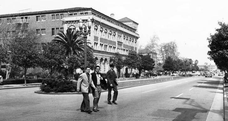 #FBF This snapshot was taken in 1952 — do you recognize where on the <a href="/USC/">USC</a> campus it was taken? (Hint: In place of cars, picture bikes, scooters and skateboards whizzing by instead...) ✌🏽#FightOn