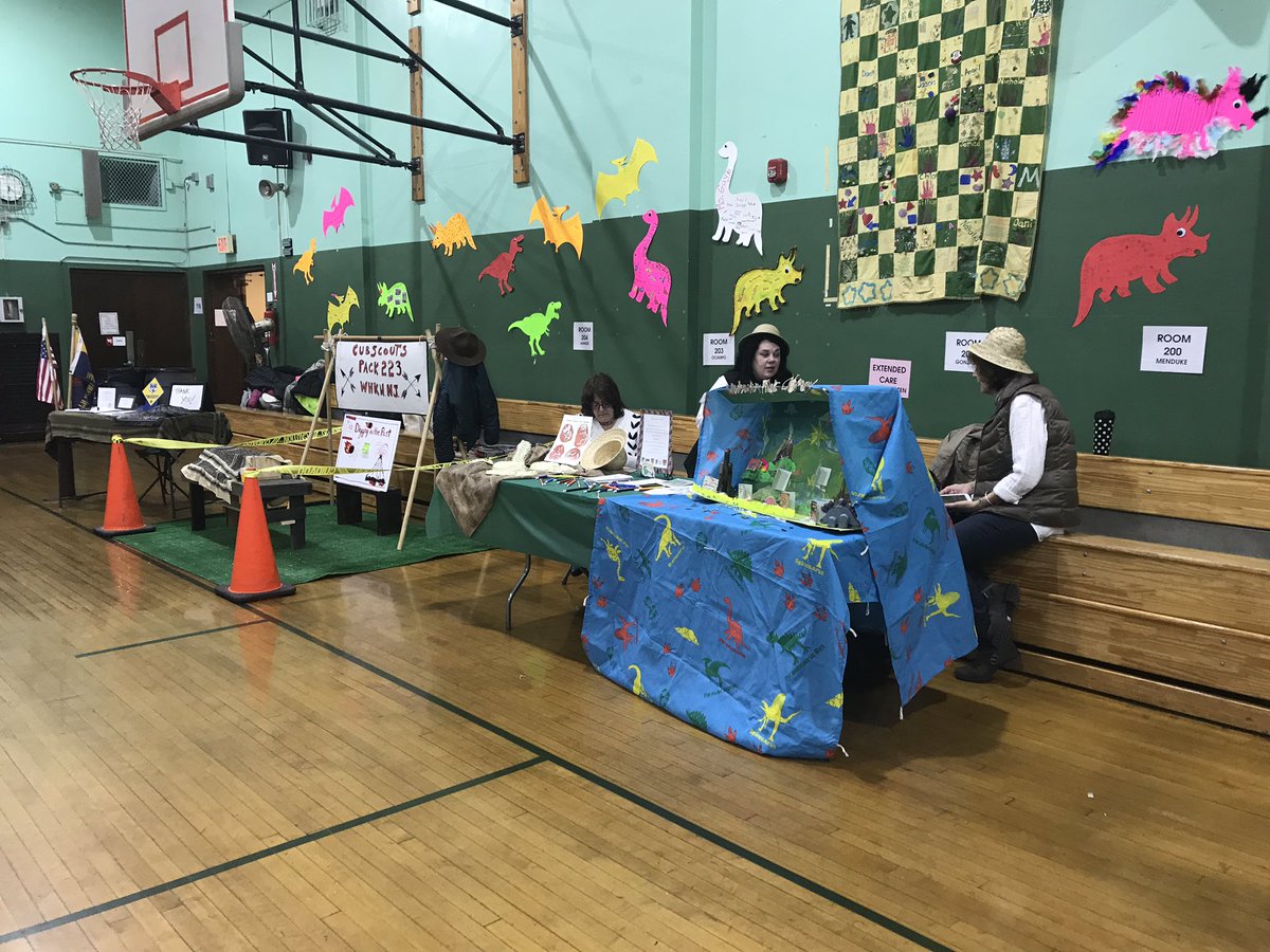 AnnaRudowsky's tweet photo. #BookFairNight #StompChompRead @DWS_PTA hosts our book fair night. Special thanks for our teacher preview luncheon. @WeehawkenTSD @FAmato53 @al_orecchio https://t.co/5hPP4EvHyR