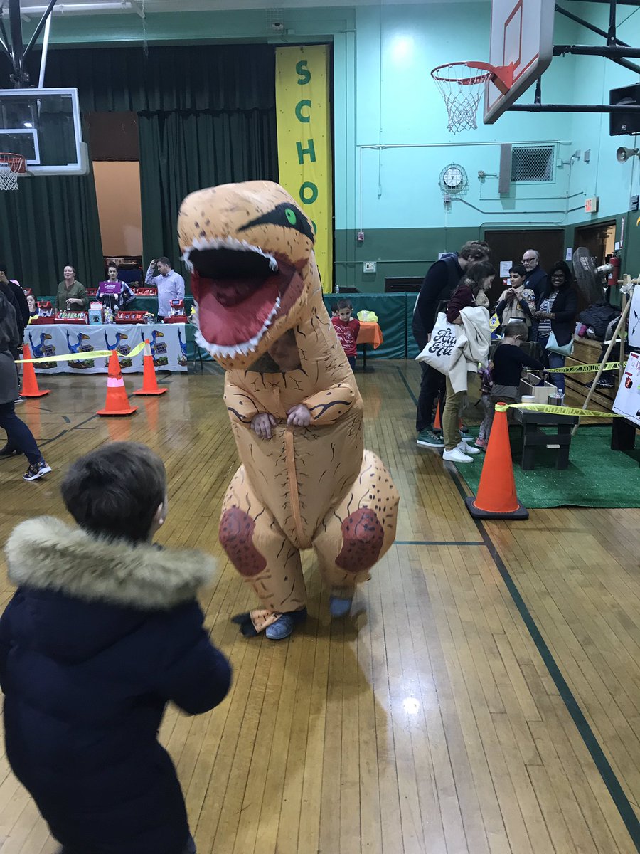 AnnaRudowsky's tweet photo. #BookFairNight #StompChompRead @DWS_PTA hosts our book fair night. Special thanks for our teacher preview luncheon. @WeehawkenTSD @FAmato53 @al_orecchio https://t.co/5hPP4EvHyR