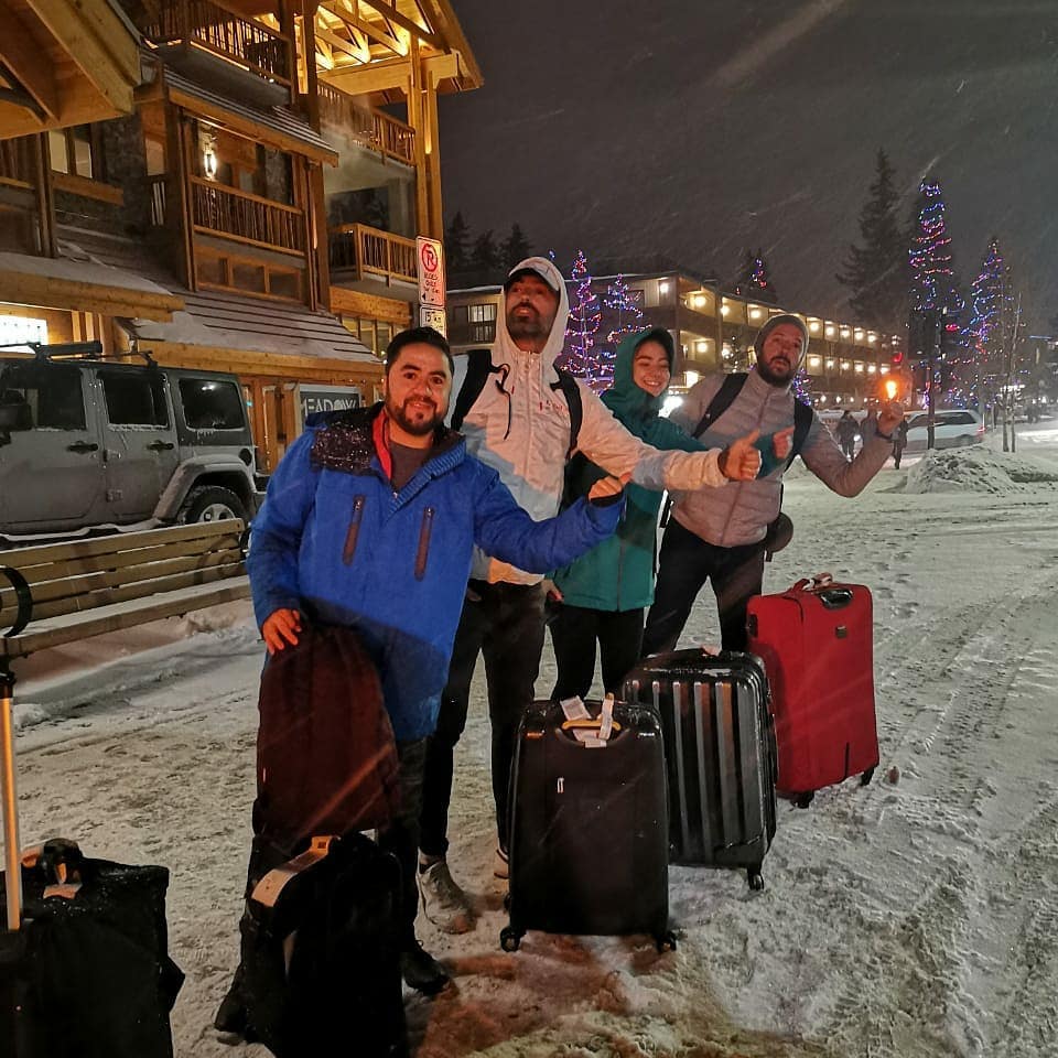 Arenitas_FC's tweet photo. @Carlos_ArenasTv #Foticos 📷 #Charly #Charlie #CarlosArenas #Disfrutando #Conociendo #Alberta #Canada #TravelAlberta #Nieve #ExploreAlberta #Esquiar #ConLaBanda 😜🏂🎿🐎😎😘 #FelizFinDeSemana 💫💫💫 https://t.co/z3KpG6rH9G