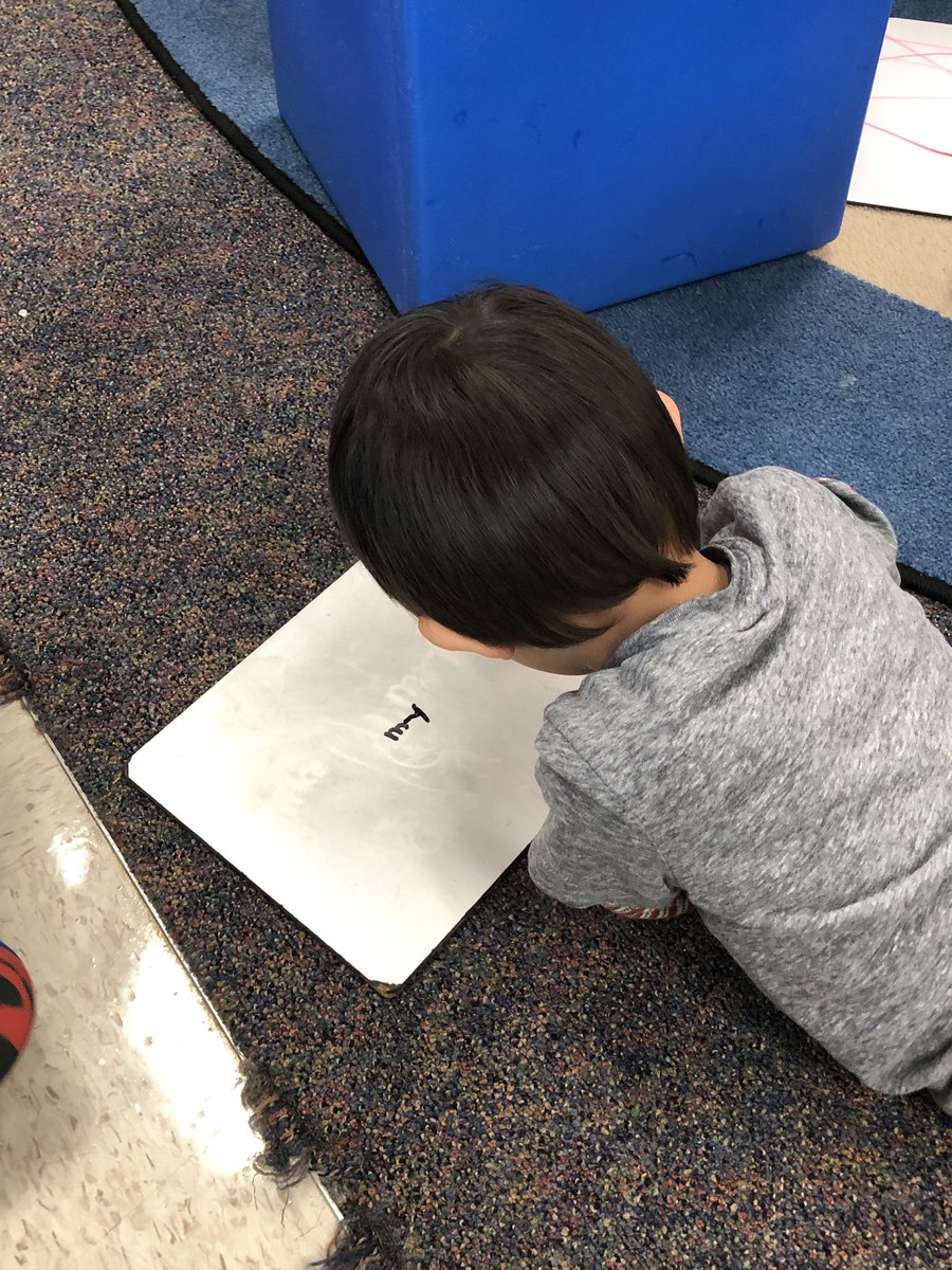 KellyLMiller44's tweet photo. Excitement was in the air as Ss in @LisaMor10665293 class were stretching their brains to write sight words in creative ways. #delight #robotwriting #fancywriting @MasonSchools https://t.co/fuai6gwPc5