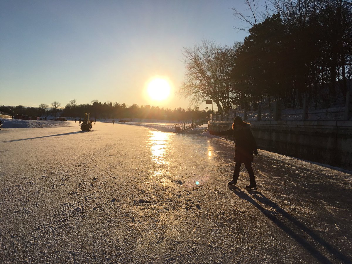 amybartlett_ca's tweet photo. We lucked out with some peak #Ottawa #Winterlude awesomeness this afternoon— beautiful sunny skate on the @NCC_Skateway with @reahpeah #sisterskate #onlyfellonce https://t.co/gCoSBz2Wyl