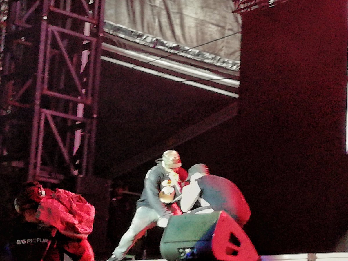 paupaaaaw's tweet photo. I stan the energy inside Shady family😍
#RaptureTour2019 #20YearsofSHADY https://t.co/CuVjeBDxTR