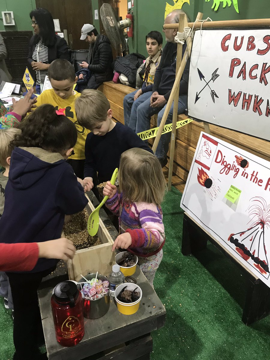 AnnaRudowsky's tweet photo. #BookFairNight Great turnout! Lots of fun! @WeehawkenTSD @al_orecchio @DWS_PTA @FAmato53 https://t.co/rYrcYitZt7