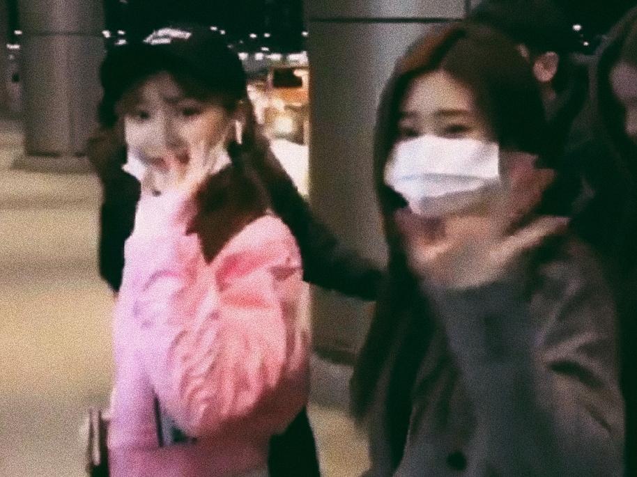 2kimspace's tweet photo. FINALLY

#아이즈원 #김채원 #김민주 
#chaewon #minju #2kim https://t.co/8X9BRrOIiw