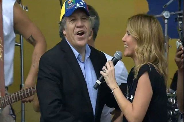 elfarandi's tweet photo. En el escenario la animadora @camilacanabal comparte junto a @almagro_oea2015 en el concierto @venezuelaaidlive de este 22 de febrero realizado en Cúcuta
#camilacanabal #luisalmagro #dandodequehablar #22defebrero2019 #elfarandi #ayudahumanitaria #cucut… https://t.co/mKDvpcRRXh https://t.co/xxo92KVMaD
