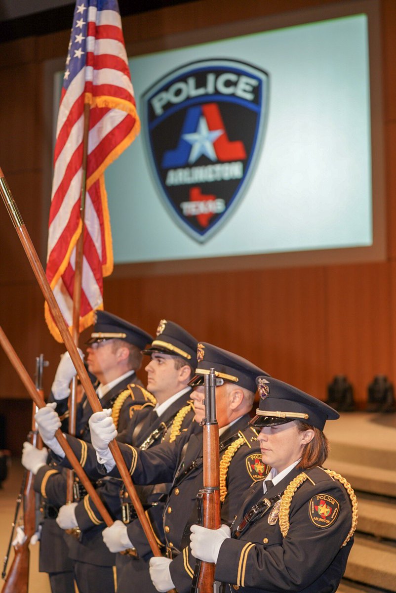 cooktx's tweet image. The @ArlingtonPD Honor Guard is one of the most visible units of our department. 

They relentlessly train to get every movement down to precision. 

Great job on the presentation of Colors 🇺🇸 while Officer Barry Samples performed the National Anthem. 

#AcademyGraduation