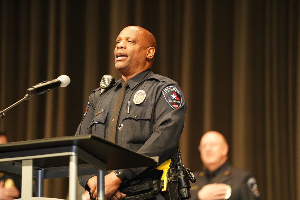 cooktx's tweet image. The @ArlingtonPD Honor Guard is one of the most visible units of our department. 

They relentlessly train to get every movement down to precision. 

Great job on the presentation of Colors 🇺🇸 while Officer Barry Samples performed the National Anthem. 

#AcademyGraduation