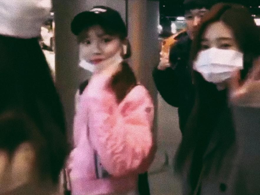 2kimspace's tweet photo. FINALLY

#아이즈원 #김채원 #김민주 
#chaewon #minju #2kim https://t.co/8X9BRrOIiw