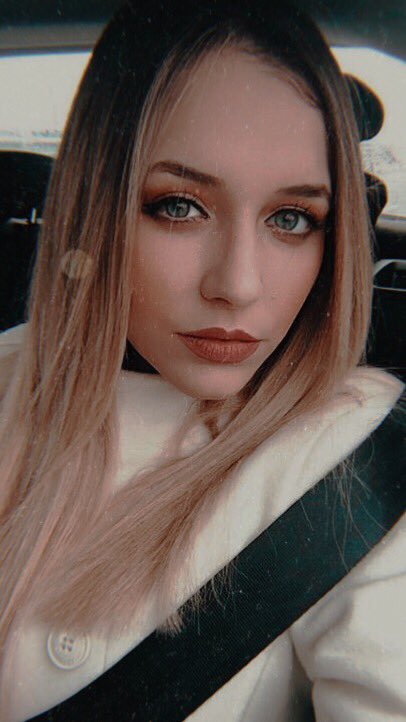 ＢＵ́ＳＱＵＥＤＡ：

  — FC: Mireya: Estudiante de enfermería, compañera de piso de FC: Raoul y mejor amiga de Carla. Gracias a ella, conoció a FC: Raoul.