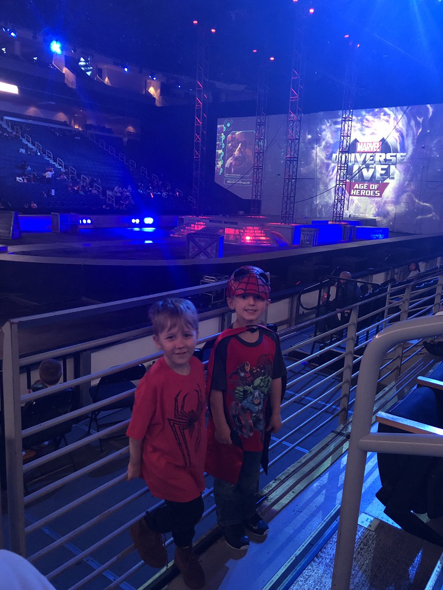 RChaseRChase's tweet photo. #marveluniverselive https://t.co/lPiws91P0X