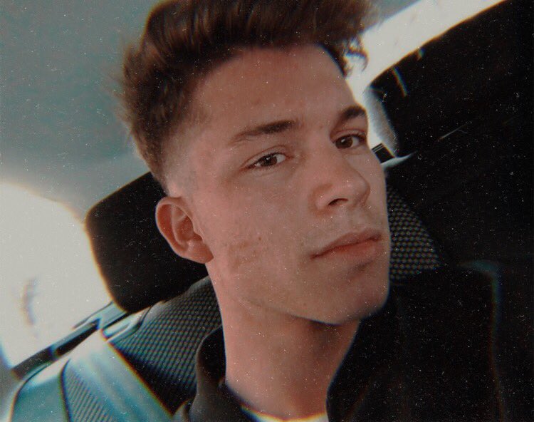 ＢＵ́ＳＱＵＥＤＡ：

— FC: Raoul: Uno de los mejores amigos de Carla en Madrid, estudia derecho, pero no por gusto. 

— FC Agoney: Compañero de piso de Carla. Se lleva a matar con FC: Raoul. Estudia en el conservatorio y trabaja en un local de ambiente. 

¿RT?