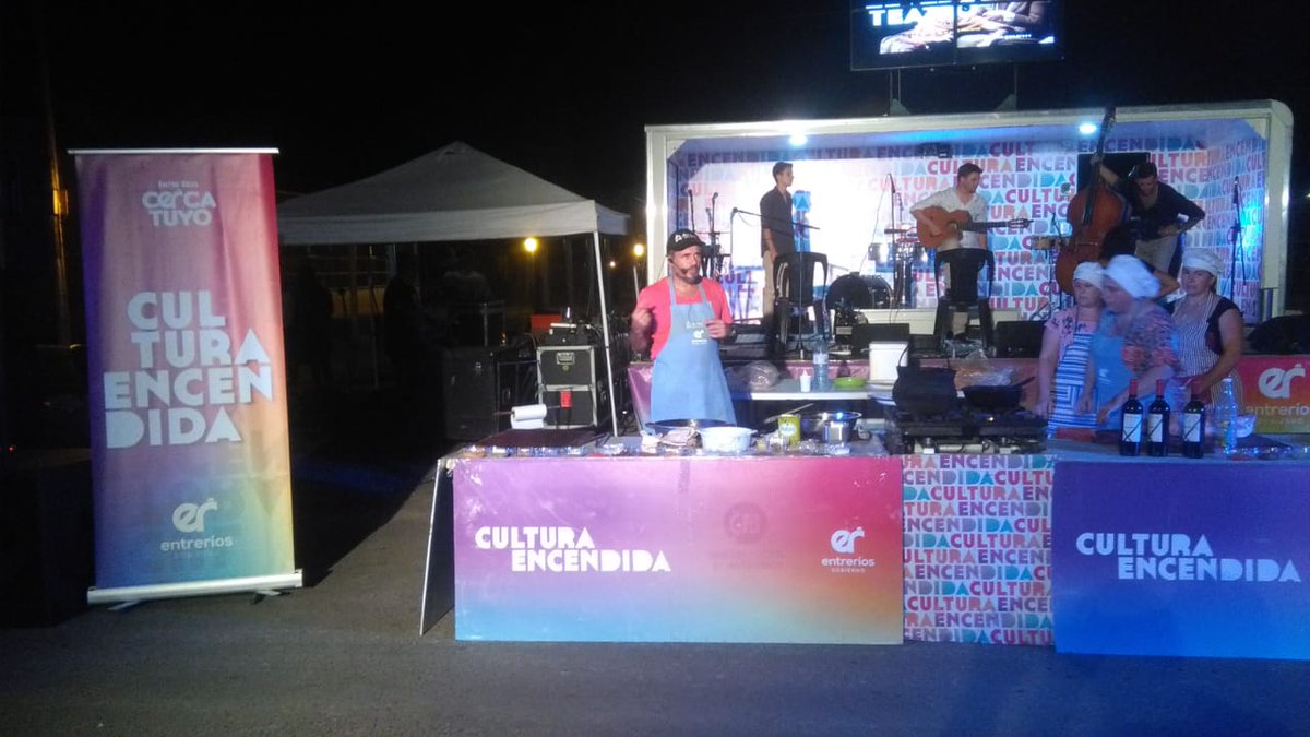 EntreRiosCultur's tweet photo. En #SeguiER ya está en marcha la cocina en vivo con Lisandro Chano María. Se viene la música con #Tolatotrio y la banda #elmomento Entrada libre y gratuita
@GobiernoER https://t.co/HnWBSukItL