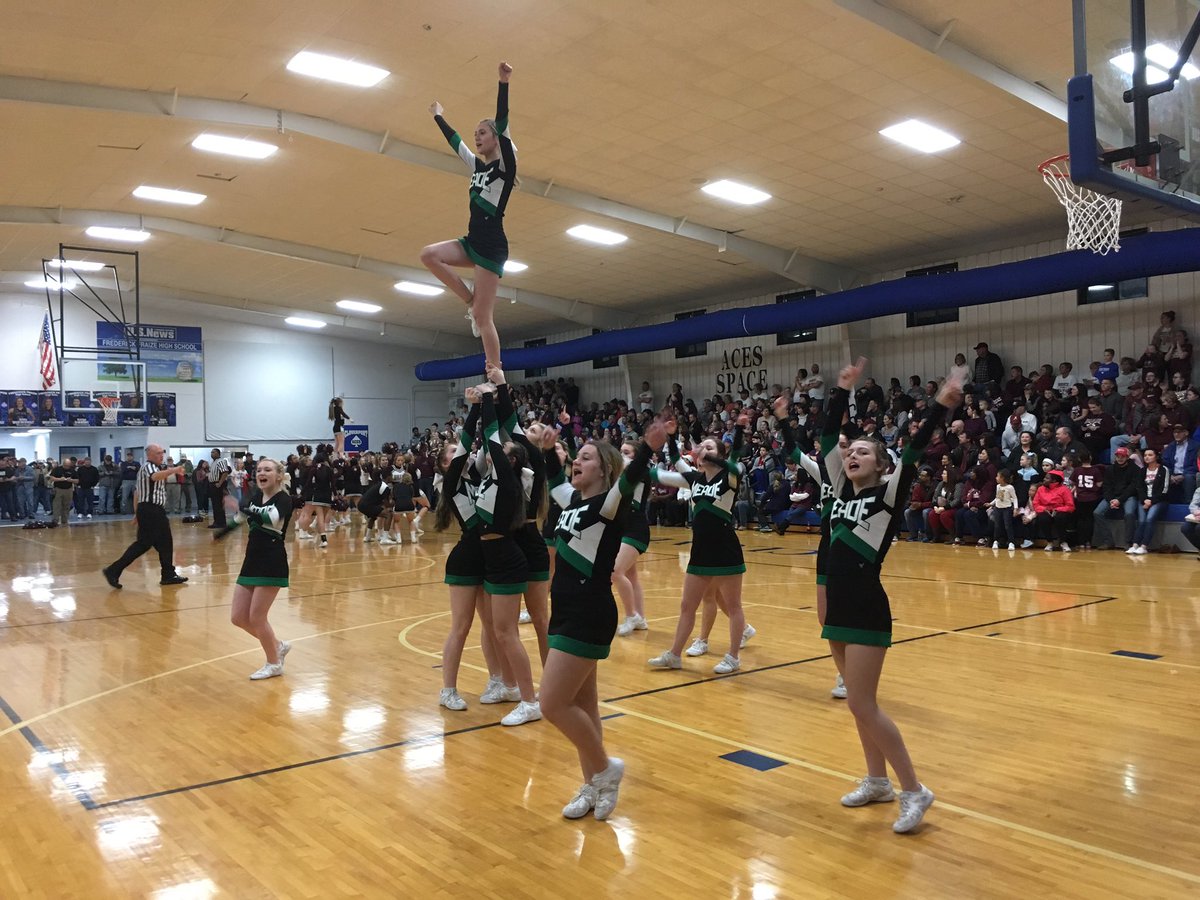 JSchmidtMC's tweet photo. Greenwaves are hanging strong but down by one 27-26 in Cloverport at the half #districtchampionshipgame #beatbreck #alloneallin #wearestrong https://t.co/uOPLuH1Uey