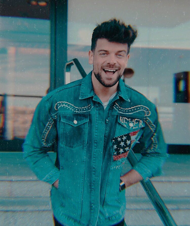 ＢＵ́ＳＱＵＥＤＡ：

— FC: Ana: Estudia enfermería, aunque acaba de volver de Erasmus. Comparte piso con FC: Mimi y FC: Ricky. 

— FC: Ricky: Mejor amigo de FC: Mimi. Camarero en el bar de FC: Roi. Son algo así como socios, aunque ningún negocio les suele salir bien.