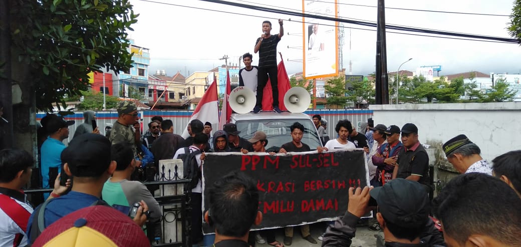 PPM Aksi menyikapi Vidio 15 Camat Kota Makassar Menyatkan Dkngan Kpd Cln Presiden No Urut 01. <a href="/rockygerung/">Rocky G</a> <a href="/Fahrihamzah/">#AyoMoveOn2024</a> <a href="/fadlizon/">FADLI ZON</a>