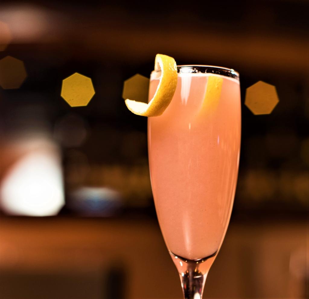 FixLV's tweet image. Peach puree, @Ciroc Peach, sparkling wine, and lemon. What else do you need? 
#Fixation

View our cocktail menu: goo.gl/U3Mq9K