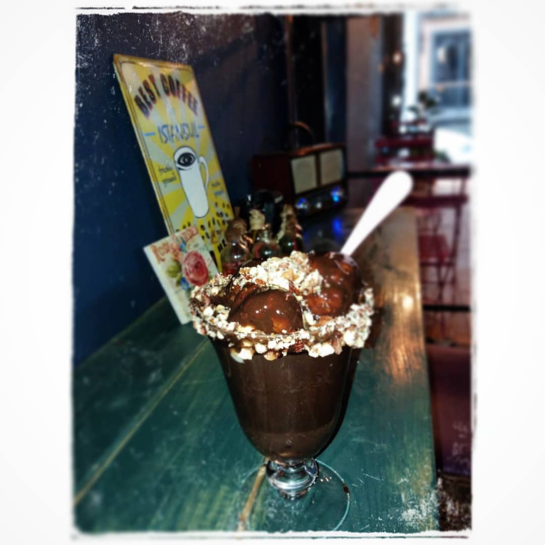 Peki ya #profiterol 🤔 Hem de sıcak? Fındıklı mı olsun? 😎 #kadıköy #yeldeğirmeni #coffeetime #CoffeeLover #coffeeholic #coffee