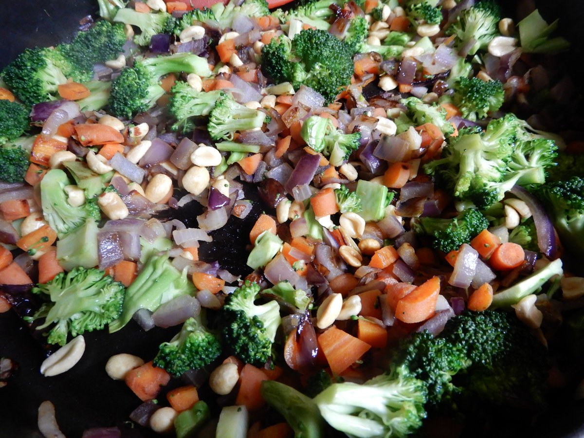 TheTickleFox's tweet photo. Yesterday"s Thai #Pineapple #Pizza (with #Broccoli, #Carrots, &amp; #Tofu) yielded mixed results. No, cynics, it wasn't the weird mix of toppings (the creamy #peanut sauce was amazing too) but the crust. Never use self-rising flour and beer to make pizza crust #wallpaperpaste. #vegan https://t.co/HUUQpUSpyp