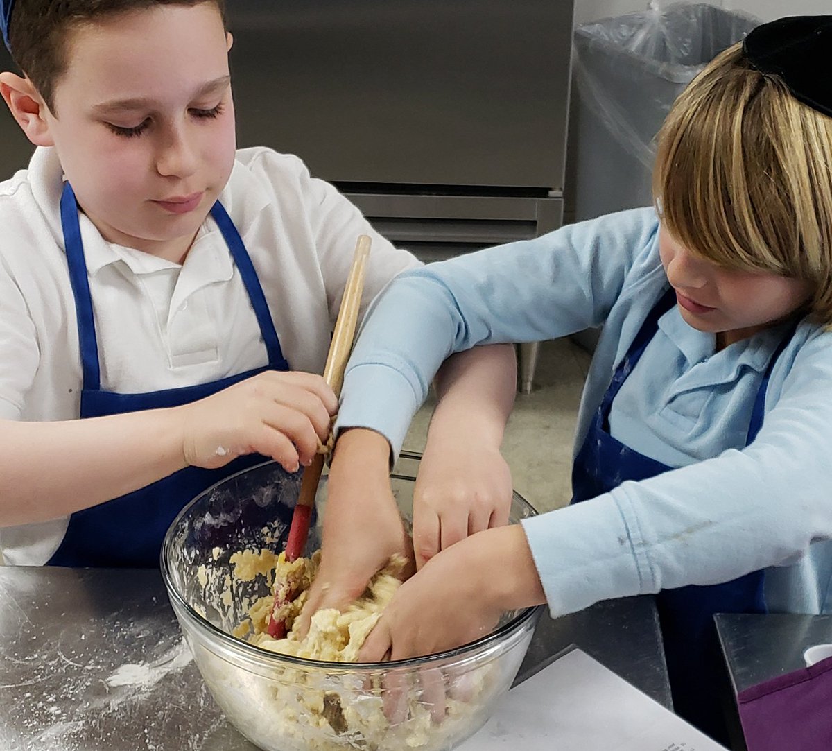 IrvineHebrewDay's tweet photo. Chocolate Rugelach was today's recipe for the cooking chug at IHDS! #bakinglove #rugelach #jewishcooking #dessert #ShabbatShalom #positivelyjewish #irvinehebrewday https://t.co/OmthsOeenF