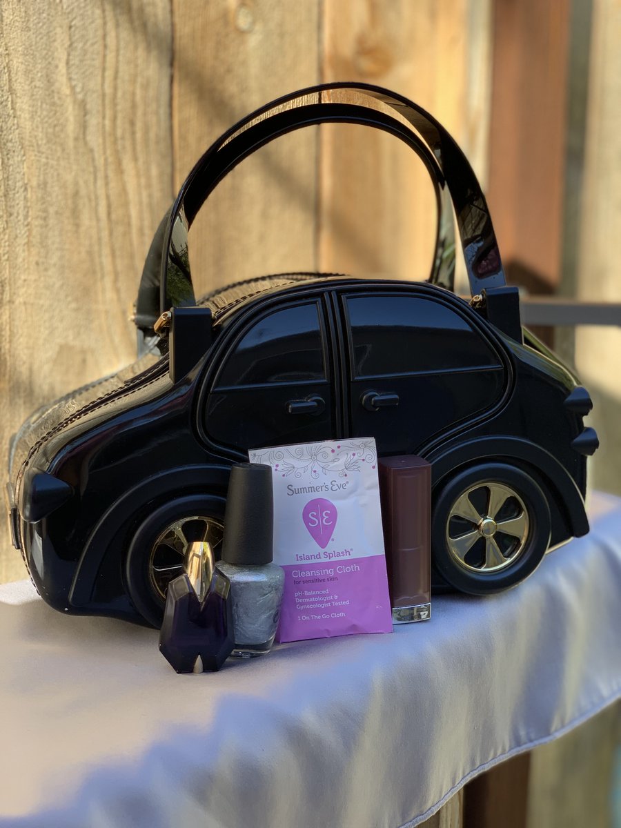 xoxoLizza's tweet photo. #ad #sponsored #LovebugNation, don’t get caught unprepared this spring or get overly frazzled. #OnTheBlog today, I share my favorite #beauty items to carry with you on-the-go &amp; #tips to easily #stayfresh with #SummersEve. Read it here: https://t.co/BRDnfklK3p #SEFresh https://t.co/0jFmL2tbKh