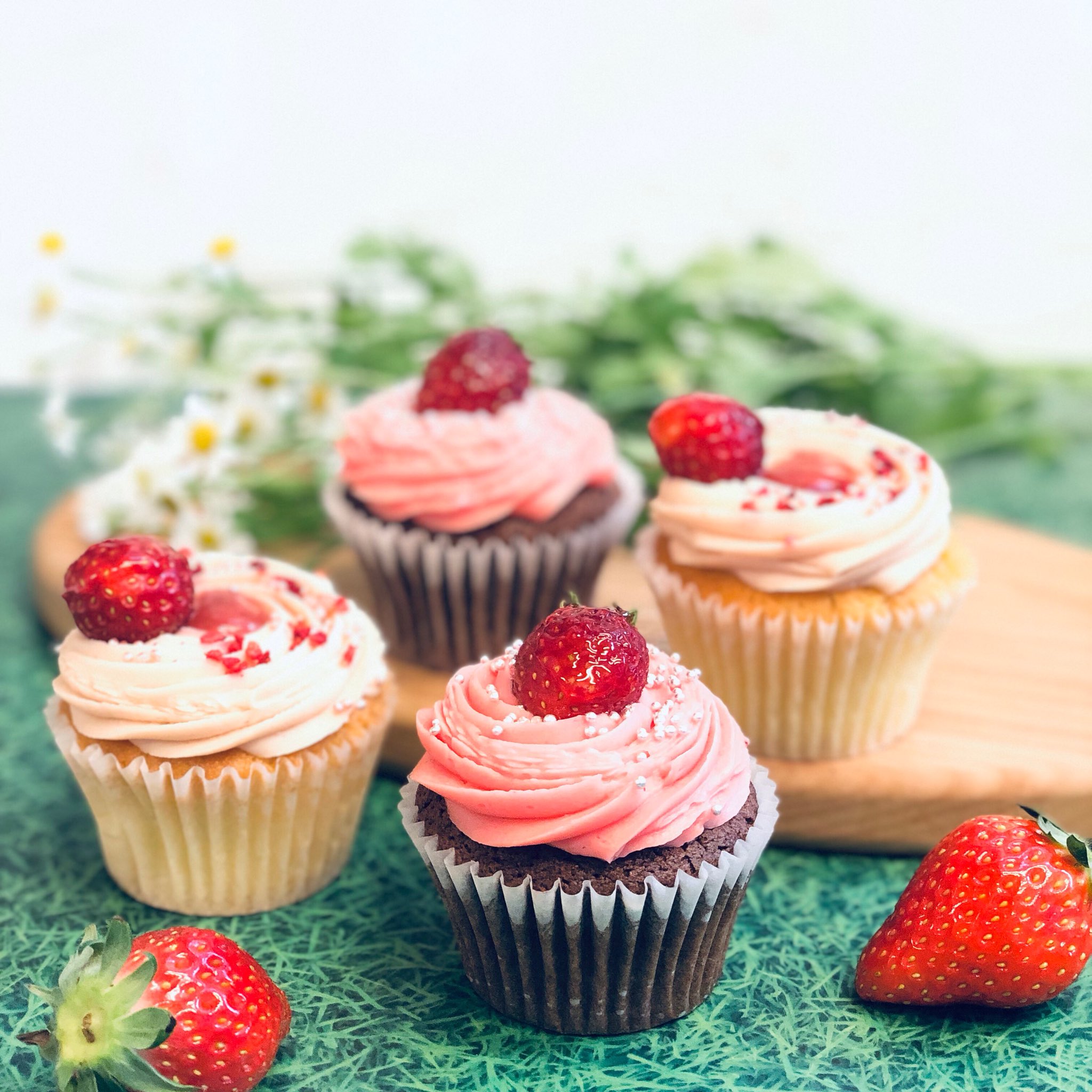 Lola Scupcakestokyo ２つのストロベリーカップケーキ ローラズカップケーキで人気なストロベリーシリーズで 苺 気分を味わって ローラズカップケーキ Lolascupcakes 原宿カフェ 原宿スイーツ 六本木ヒルズ 舞浜イクスピアリ ストロベリー