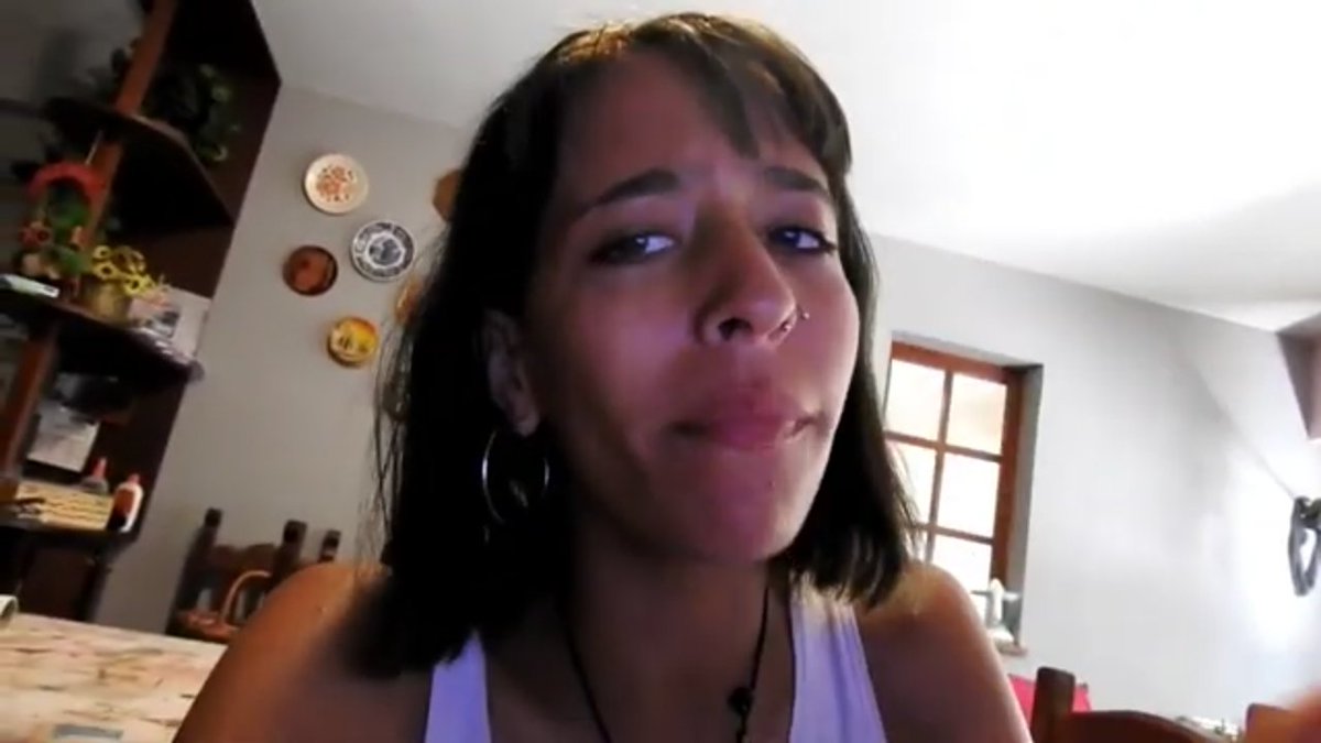 mercyonlua's tweet image. #LuaNuevoVideo jajaja que delicia las empanadas!! * pone cara d asco *