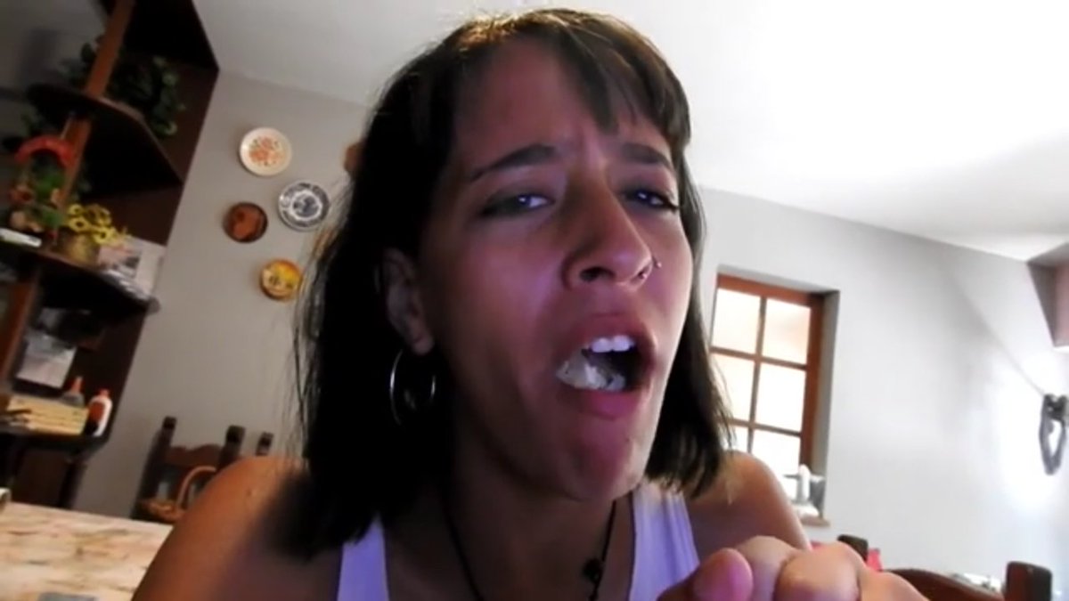 mercyonlua's tweet image. #LuaNuevoVideo jajaja que delicia las empanadas!! * pone cara d asco *