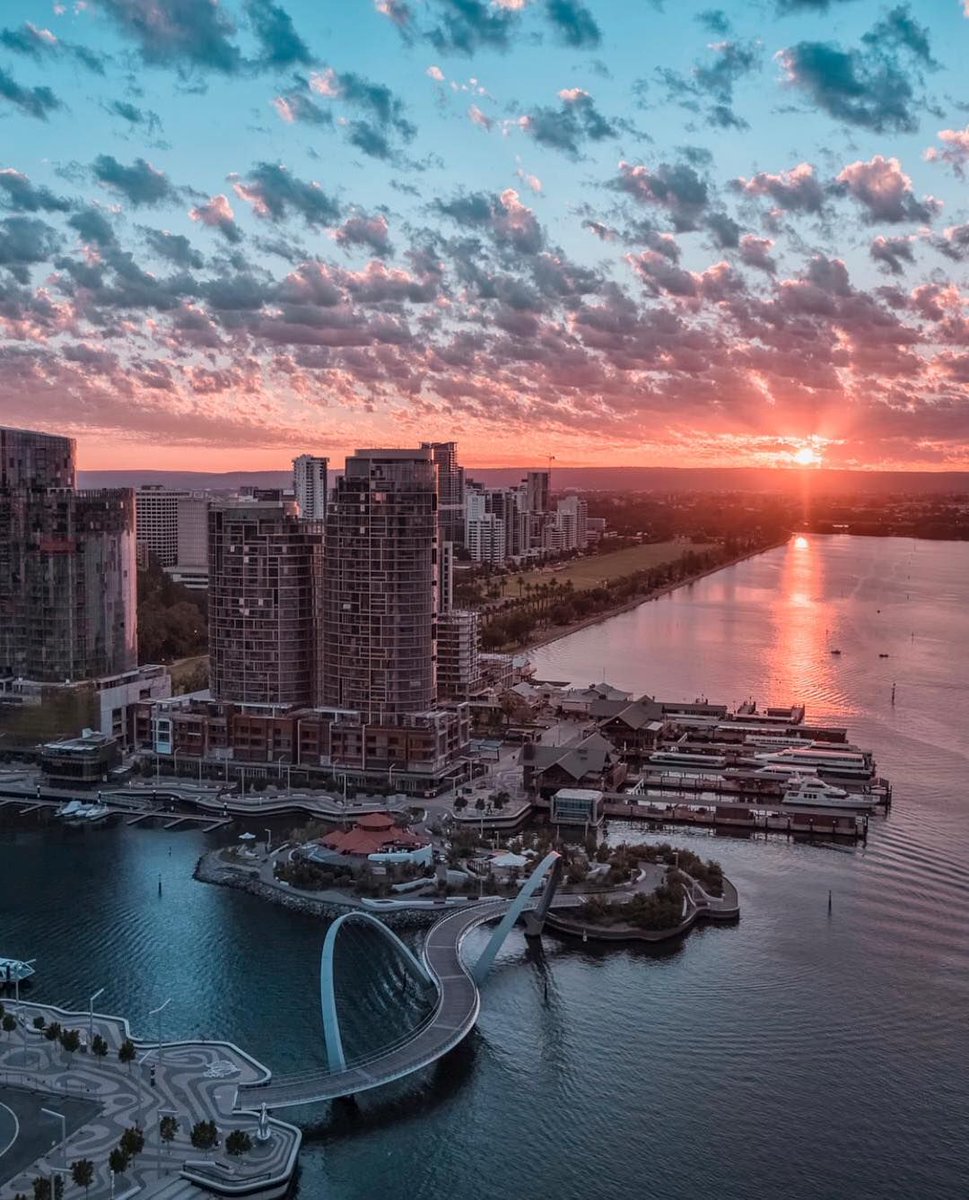 We can't go past this beautiful image of a morning sunrise over @CityofPerth. What a way to start the day. Pic credit: @OspreyCreative (IG) #SeePerth #PerthCity