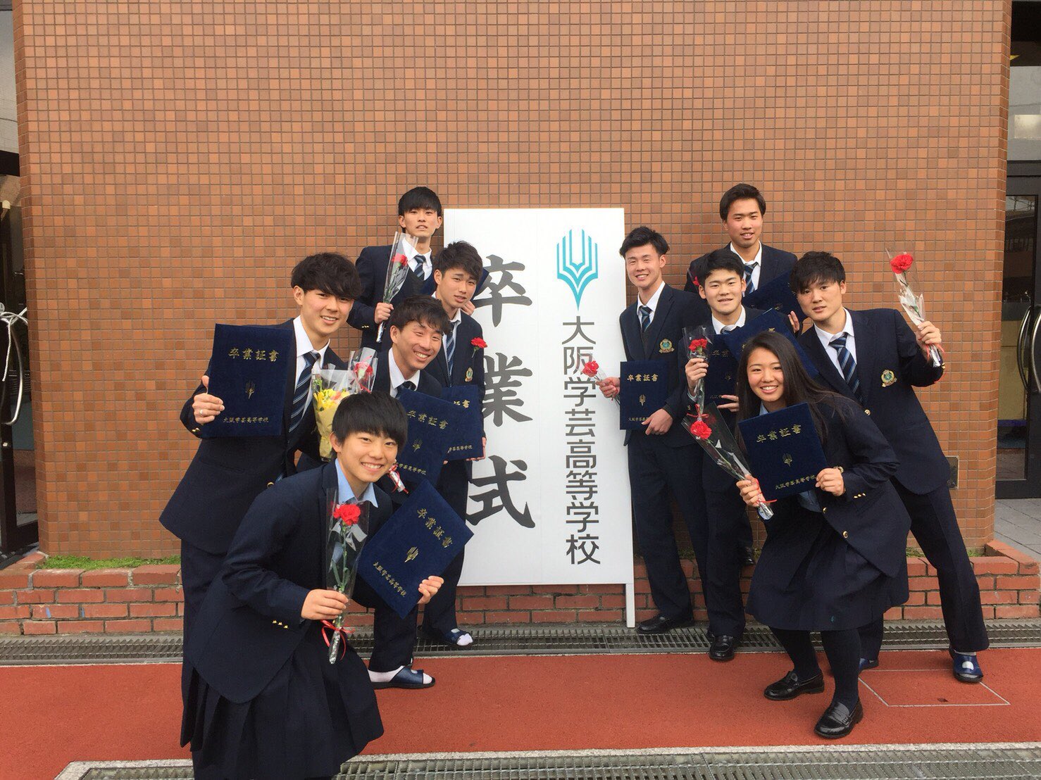 山下莉奈 2月22日 大阪学芸高校を卒業しました 本当にこの高校での思い出は内容が濃すぎて一瞬でした 特技コース7期生に出会えて本当によかった ほんまにみんなありがとう 感謝だらけです みんなが大好きすぎる また会う日までお互い成長した