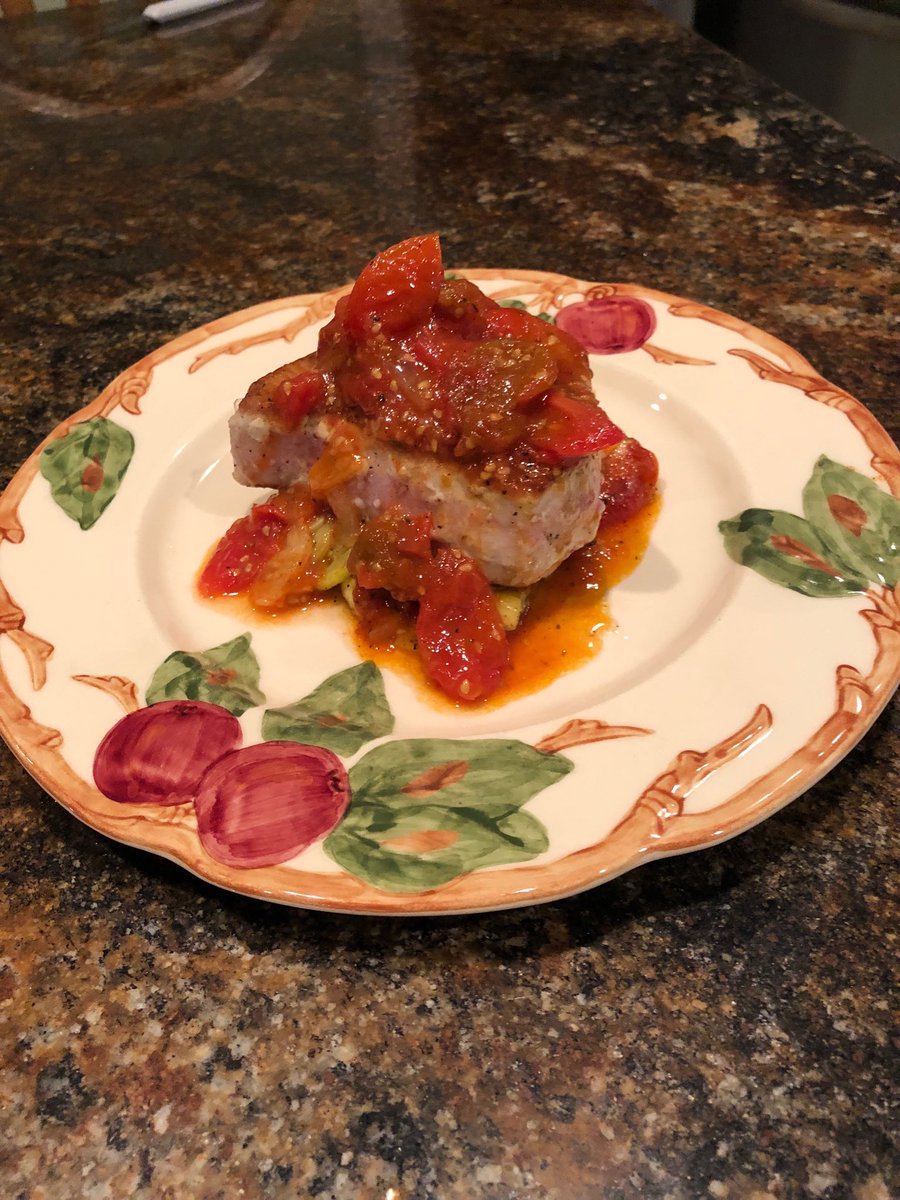 TeamPotRoast's tweet photo. Tonight, seared tuna over yellow squash with tomato sauce. 👨‍🍳 https://t.co/V9nLbWEdso