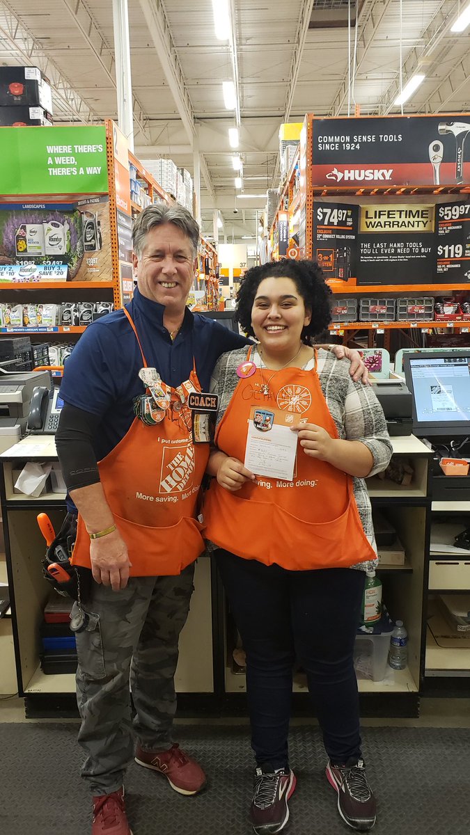 Thank you to yet another one of our newest hires, Octavia receiving her first Homer Award for giving excellent customer service. Great Job Octavia.@PHTHD @THDJoeStrong <a href="/ValerieTHD/">Valerie</a> <a href="/DouthitChris/">Chris Douthit</a> <a href="/BobbyBoaenTHD/">Bobby Boaen</a> <a href="/artie82vols/">Artie Allen</a>