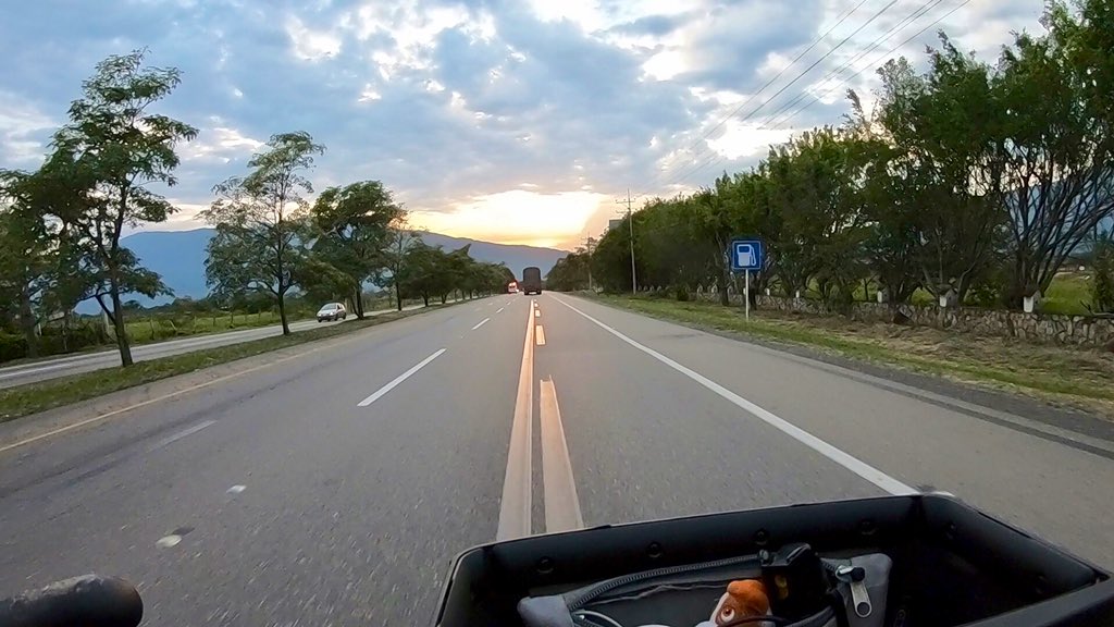 thomas2508's tweet photo. Viel ist in den letzten Tagen geschehen aber nun bin ich endlich auch auf den Straßen Kolumbiens unterwegs.🇪🇨🚴🏼‍♂️😁

#G9toAmerica #Tag148 #79km https://t.co/80R7cBfZVh