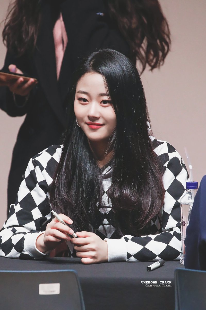 UnknownTrack313's tweet photo. 190222 팬사인회
#체리블렛 #CherryBullet #채린 https://t.co/f76LEa0j3I
