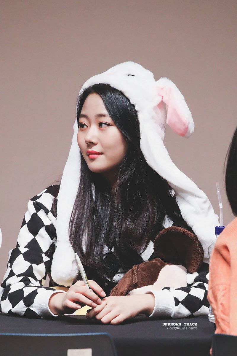 UnknownTrack313's tweet photo. 190222 팬사인회
#체리블렛 #CherryBullet #채린 https://t.co/f76LEa0j3I