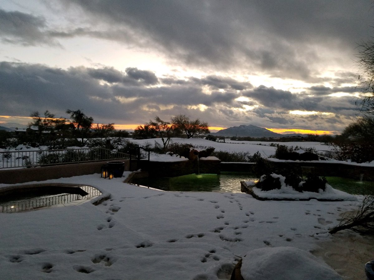 OutofboundsBD's tweet photo. Scottsdale Arizona on a typical Friday Night .. ⛳️ https://t.co/iG7ml2n0QC