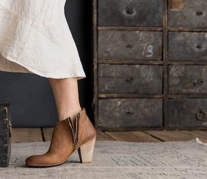 Believe it or not SPRING is right around the corner!  Here's a little sneak peek of our latest ;)
Avail online now!