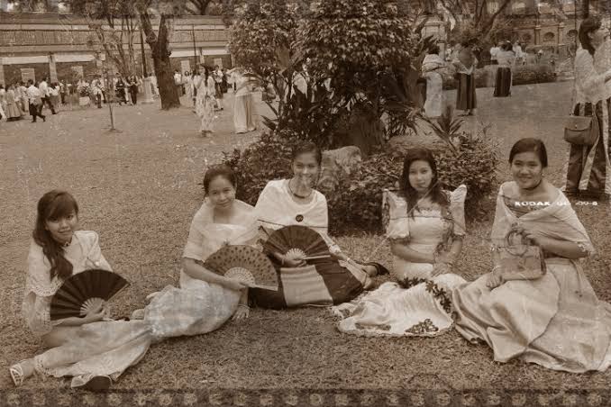 christinamrcd's tweet photo. I really want to experience the "Velada Tomasina" day wherein all Thomasians are encouraged to wear 1800s clothing. It was done back in 2012 though. Very reminiscent of the spanish times 😍 

credits to the owner of the pics 😊 https://t.co/iVvxialxyl