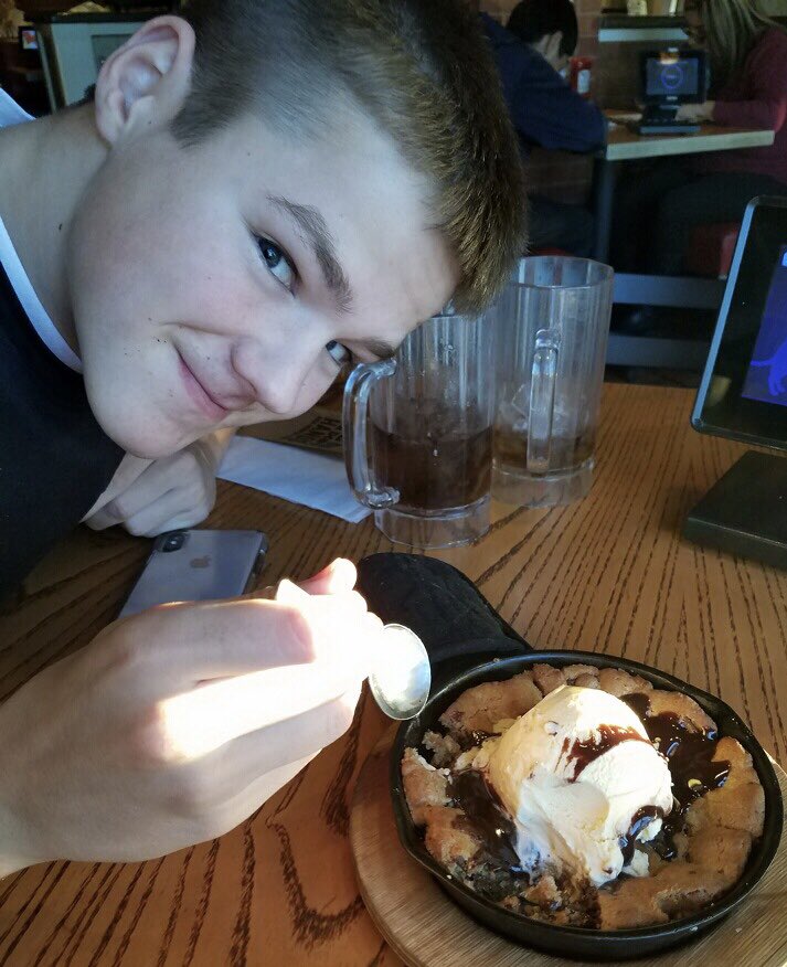 kandi_pretorius's tweet photo. First stop in California!! Tomorrow....Ventura Raceway!! #WeAreMG #lovethisboy #racelife #chasinghisdreams #champion https://t.co/r0lpjkbJuM