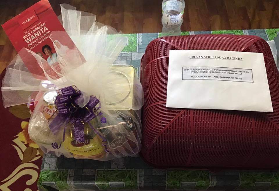 NajibRazak's tweet photo. Ketua Pemuda UMNO mendedahkan bahawa PH telah memberi hamper kepada pengundi di Semenyih.

Terdapat risalah mempromosi PH di hamper tersebut serta surat rasmi tertulis tawaran baik pulih rumah u
penduduk Semenyih.

Seperti biasa, BERSIH terus membisu.

https://t.co/Rokk6Qu38J https://t.co/tqoptUgMUf