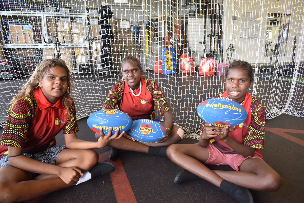Heartwarming to see the girls who traveled 13 hours by bus 🚌 from Lajamanu get the chance to meet the players they look up to from the <a href="/CrowsAFLW/">Adelaide Crows AFLW</a> team this morning. The girls have come into town specifically to watch tonight’s Rd 4 <a href="/aflwomens/">AFL Women's</a> clash #territoryfooty