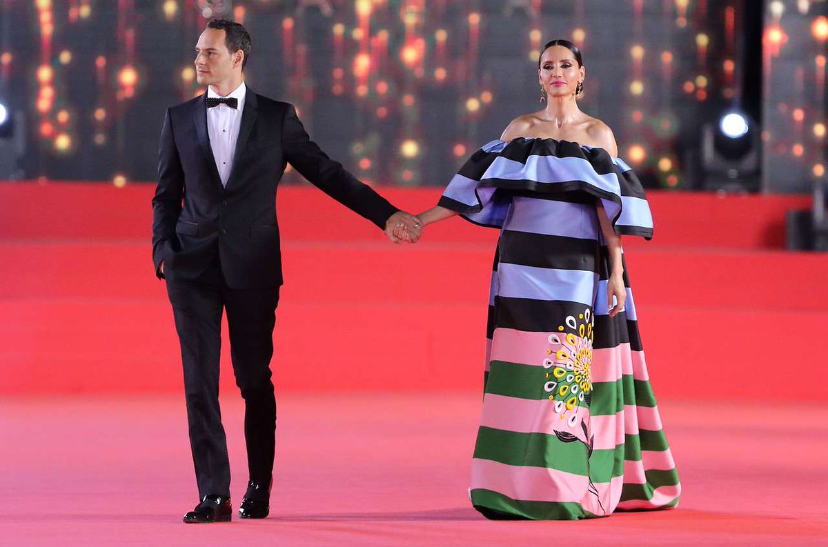 MujerSmart's tweet photo. Diosa! @Leonorvarela con su marido ❤

#GalaViña2019 @elfestival https://t.co/QsZSEChGhu