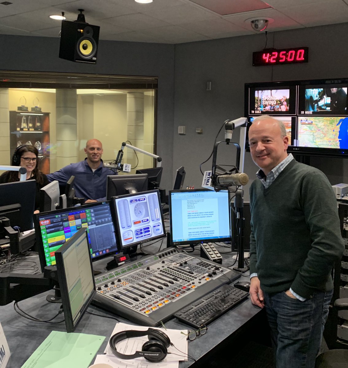 wexlcoach's tweet photo. Really enjoyed filling in for @JohnMercure on @620wtmj today. We have an awesome team and great listeners! Thanks @D_La @gmatzek @MelissaBarclay2 @MKEnick for keeping me on track. #KeepTheDayJob https://t.co/hXUEFMeiYf