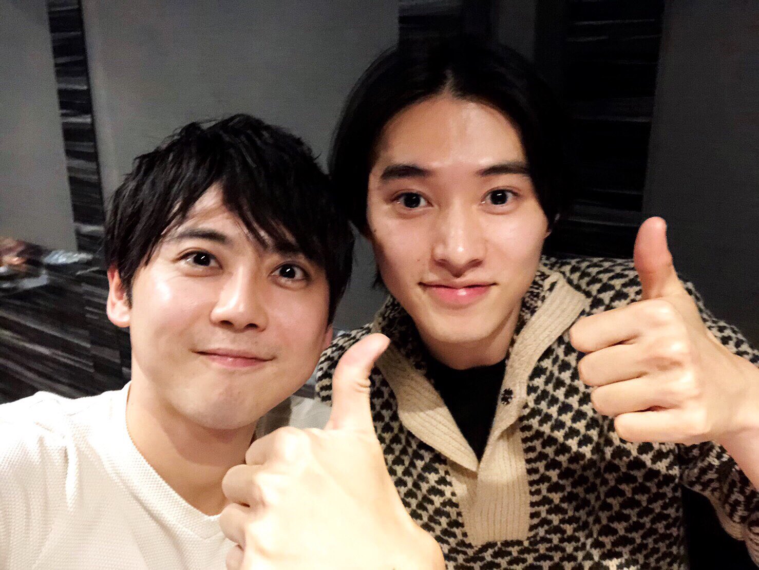 梶裕貴 Yuki Kaji 梶 久しぶりに賢人とごはん 顔を見るなり Hello を口ずさんできて笑った よく覚えてたな 笑 途中から吉沢亮くんも合流 キングダム コンビ 俳優と声優 アホみたいな話から熱い話まで 最高に楽しかったです 役者魂