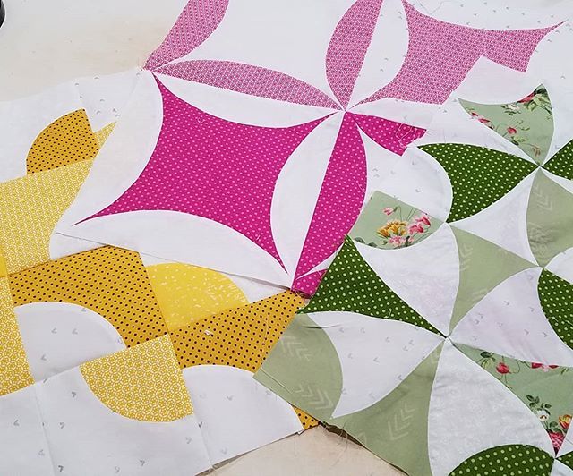 jennykaequilts's tweet photo. A shot of today's work, a table runner sampler for my Dangerous Curves pattern booklet. #jennykaequilts #quilters #dangerouscurvespiecing #drunkardspath #quilting #robpetertopaypaul #wheelofmystery https://t.co/yEaI6s199U https://t.co/dWMdDb27j1