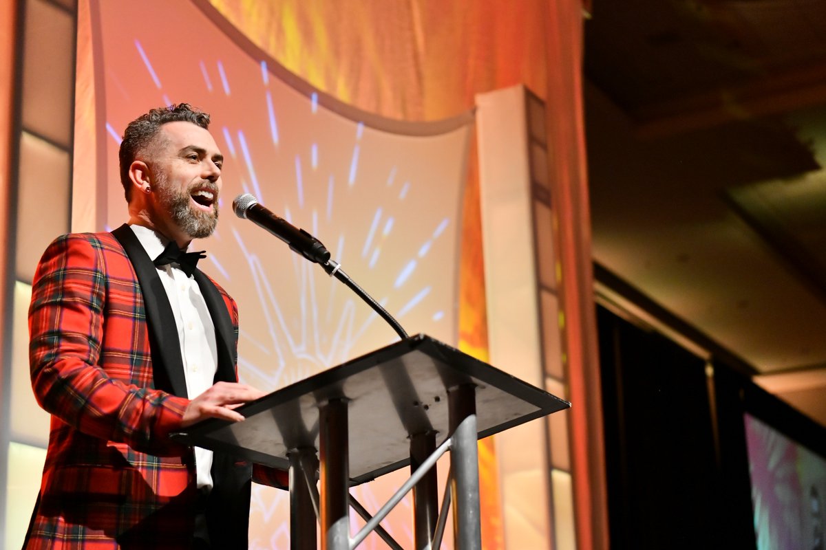 ACLU_OR's tweet photo. Legal director @MatPDX: We are "in the courts, in legislatures &amp; in communities to fight back against the Trump administration’s cruel &amp; targeted attacks on people’s rights. We must not stand by while the rights of immigrants &amp; refugees are violated." #WeThePeople #LibertyDinner https://t.co/W53B5YLpy7