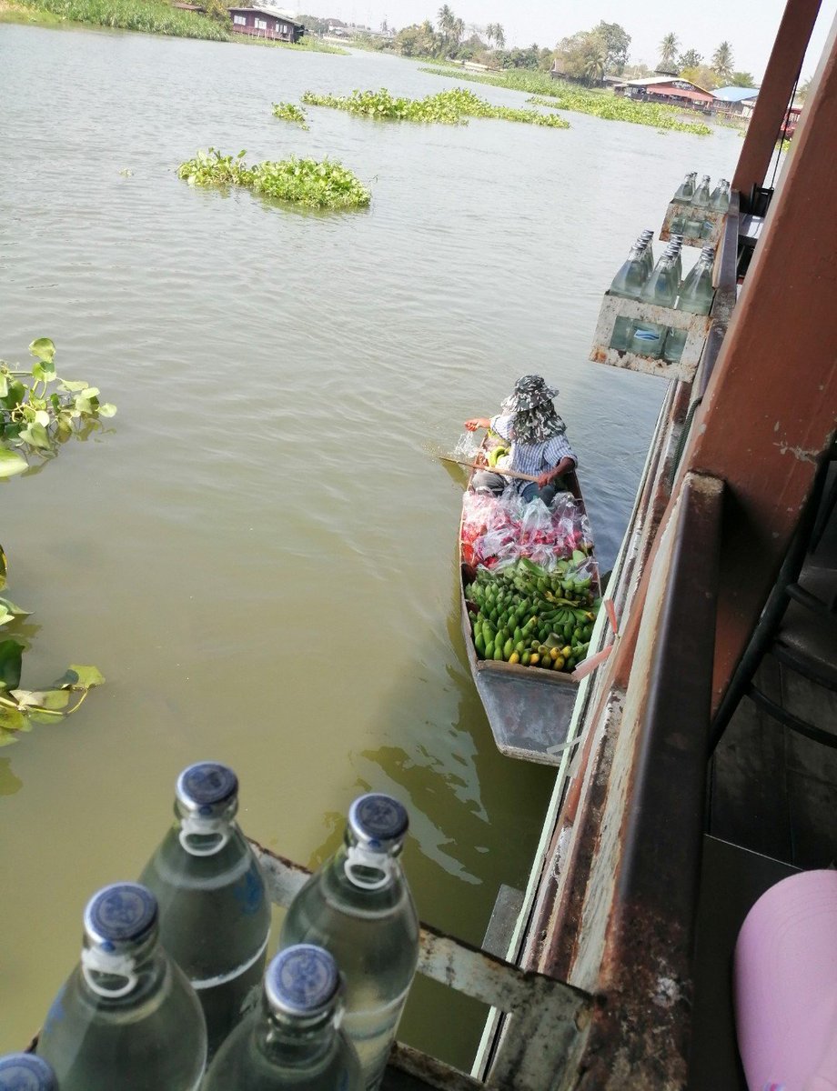 stevekaposi's tweet photo. While having lunch along the #river, a seller came past on a boat selling a whole load of fruit!
See more:
https://t.co/DHj60ZOu7r
#Bangkok #Thailand #SteveKThailand 
#TACSThailand #ThaiCountryside
#ThaiEnvironment #ThailandRivers
#TravelThailand #ThailandSights
#seller https://t.co/beRcnbRT7f