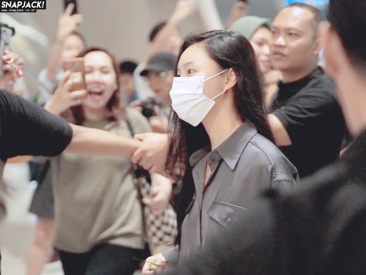 snapjack_'s tweet photo. #HWASA #MAMAMOO arriving at CGK Airport #Jakarta #Indonesia 220219 #HELLOMOOMOOinJakarta #마마무 #화사 @RBW_MAMAMOO https://t.co/cXWn4vuVEQ