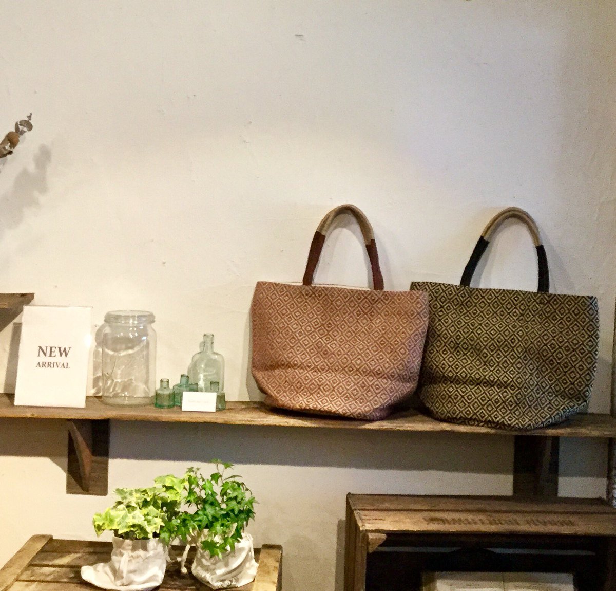 nRkobe's tweet photo. ***new arrival***

春先にピッタリのカゴバッグが入荷しました。
少数の入荷ですので、お早めに店頭までお越しくださいね。

MaisonBengalダイヤ柄カゴBAG
( BROWN・BLACK ) 8,800 yen + tax

#nestRobe #ネストローブ #神戸
#MaisonBengal https://t.co/i6rYSFKD1t
